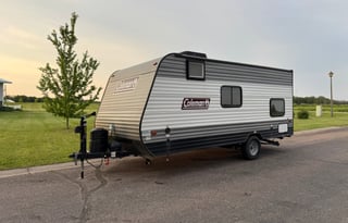 Lightweight, sleeps 6, upgrades! 400W solar system