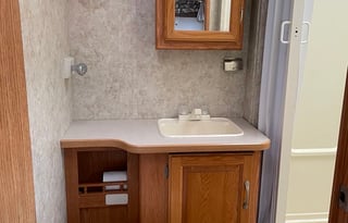 Adventure Awaits in This 2004 Thor Motor Coach!!