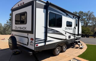 Spacious Clean 23' Outback Trailer w/slideout Bed