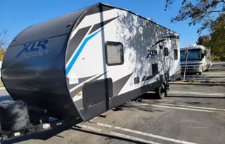 27 FT TOYHAULER WITH ELECTRIC FIREPLACE