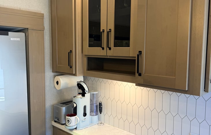Side board counter with overhead cabinet storage for the supplied dishes.