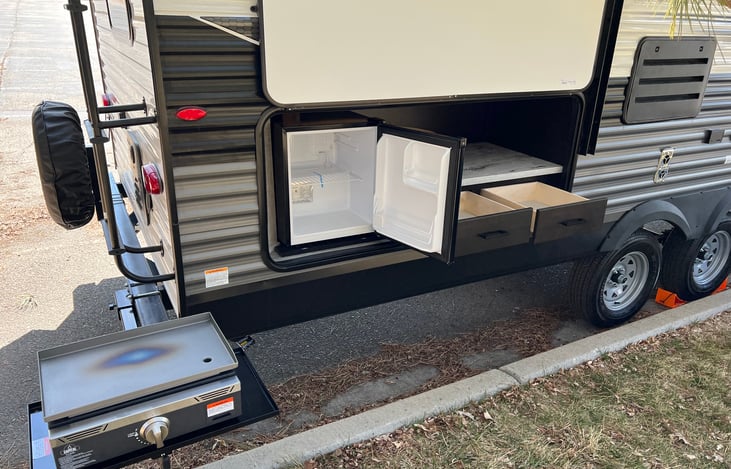 Please note: Small outdoor refrigerator only runs when trailer is plugged in or on generator power.