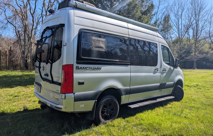 Rugged and luxurious, this modern van offers the ultimate in comfort and capability. On demand 4WD means you can go wherever you want.