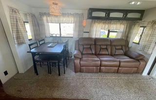 Spacious 42-ft 5th wheel RV