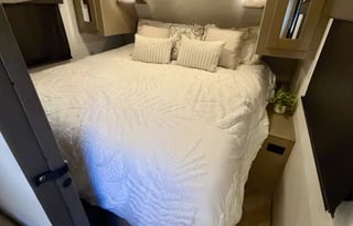 2021 Cruiser Twilight *King and Bunks* (BRFL 1818)