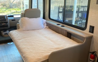 "Co-Pilot Cruiser" 2022 Winnebago Vista 27P