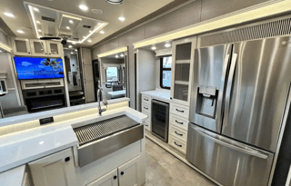 BEACON w/ King Bed, Res Kitchen 1.5 Baths & W/D