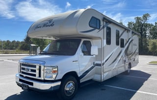 2017 Class C Thor Four Winds - WIFI included