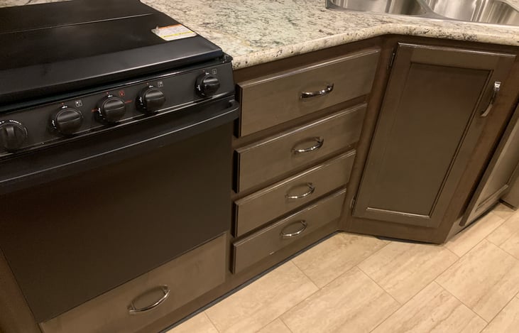 Plenty of kitchen drawers/cabinet space