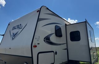Easy Going and Easy Towing Great Couples/Family RV
