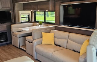 Beautiful 2021 Thor Palazzo 37.4 with all you need