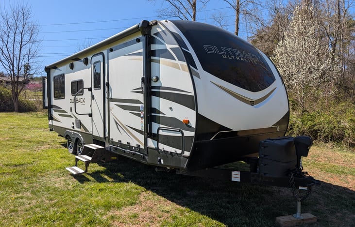 Outback Ultra Lite is a great toy hauler model with all the modern amenities you will need for your trip. At 28 feet long, it is easy to tow as well.