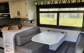 Sleeps 8 with Queen, Bunkbeds, Shower, Kitchen+