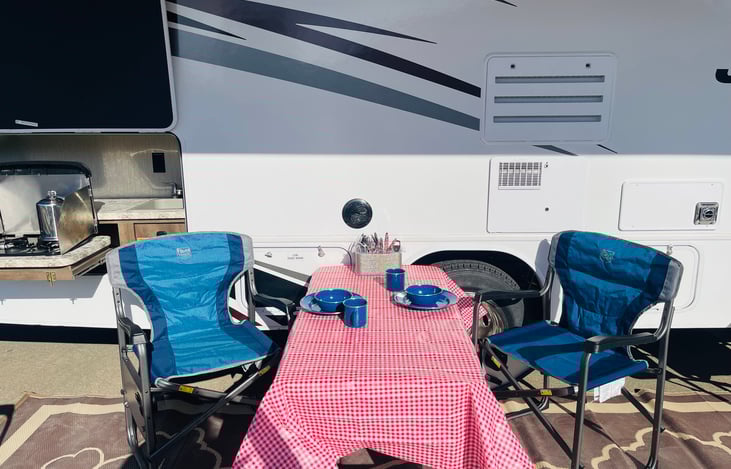 4 foldable chairs, 2 folding tables and huge mat 
included