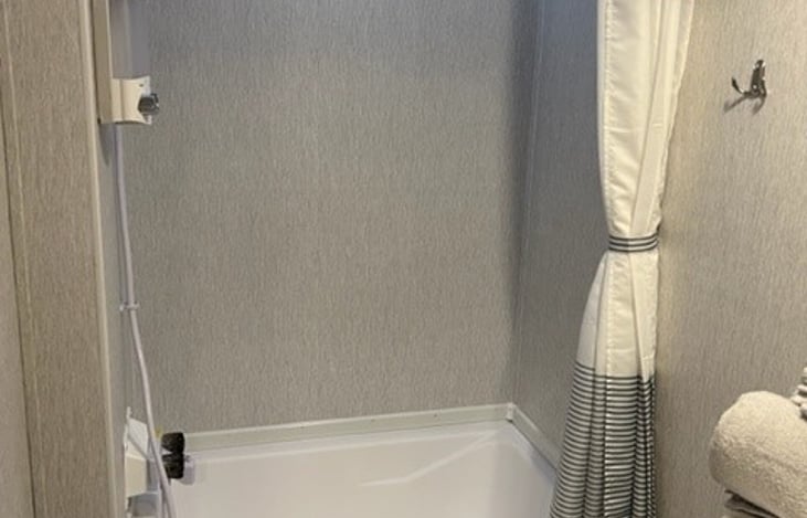 Towels included along with complimentary shampoo, conditioner, and body wash. The bathtub is perfect for young children and babies.