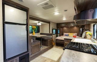 MODERN RV (26' & EASY TOW!!)