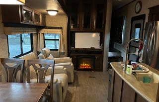 Huge 5th Wheel–2 Full Baths–Great for Kids!