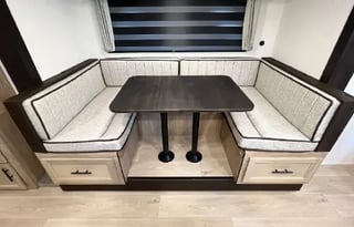 Bunkhouse RV Rental | Sleeps 8 | Outdoor Kitchen
