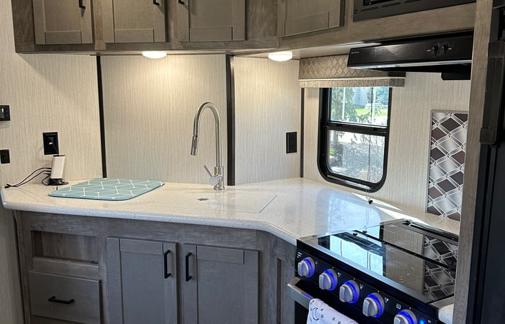 Kitchenette, sink covers for more counter space