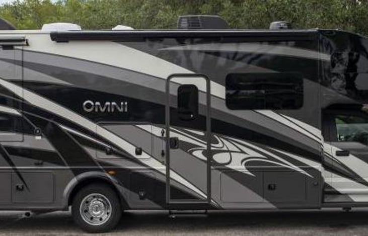 Thor Omni 32 XG (33 total feet) easy to drive and park