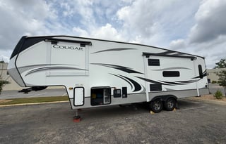 Luxe 2021 Cougar Cove 5th Wheel