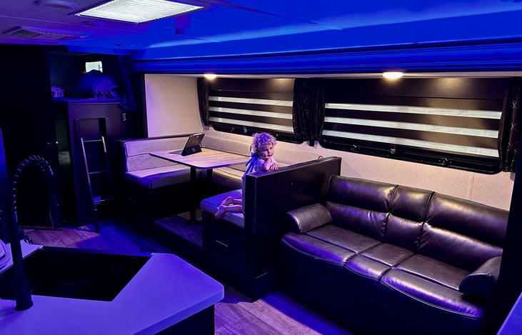 Slide out with Dinette / full size bed / sofa bed