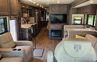 Beautiful 2021 Thor Palazzo 37.4 with all you need