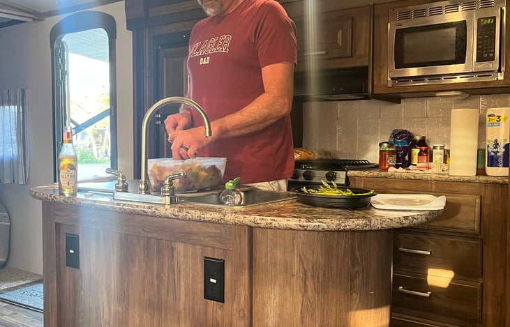 Kitchen island : enjoy prepping bbq meal & cooking in the kitchen