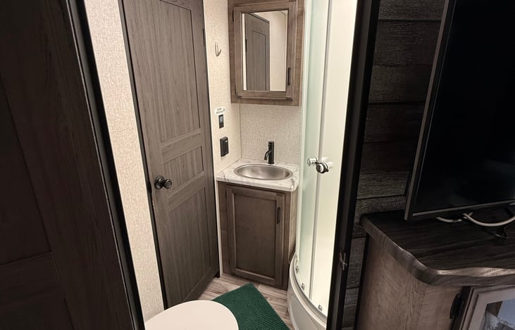Main bathroom with shower