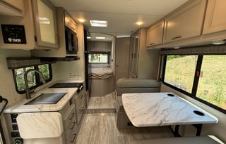 2025 Thor Chateau 21Z... 24 Ft... Easy to Drive...