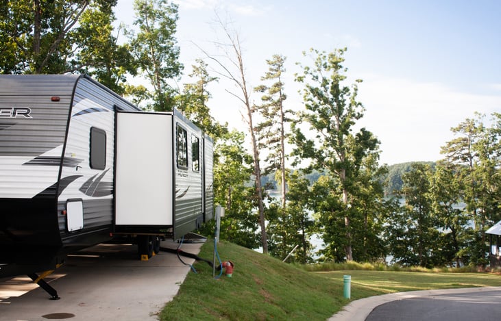 Unleash your spirit of adventure with this mobile camper, ready to accompany you to breathtaking destinations.