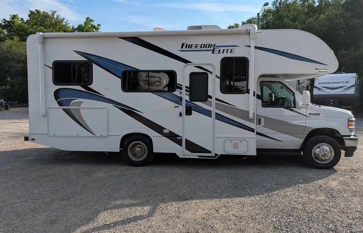 2022 Thor Class C: Ford V8 power, under 25ft for easy parking. Sleeps 5 w/ queen & bunk. Huge rear storage, power awning, auto fridge & generator. All-inclusive & beginner-friendly!