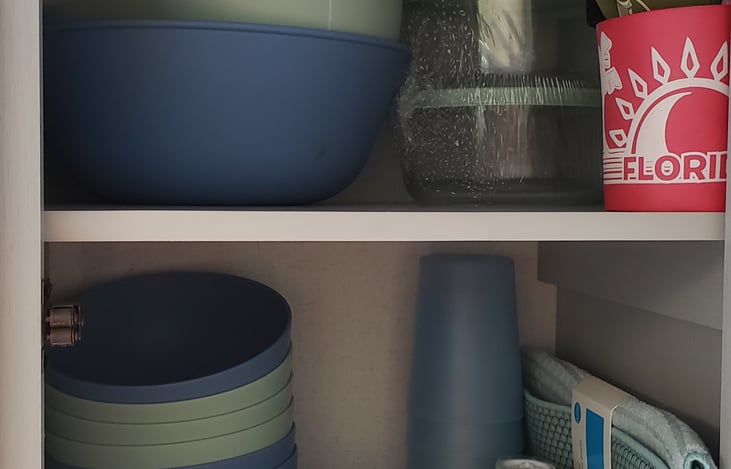 6 plates, 6 bowls, 6 cups. Drying mat, mixing bowls, 2 tupperware, plenty of coozies. Salt & pepper shakers.