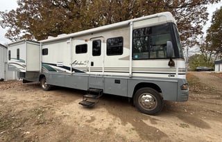 2004 Winnebago Adventurer 38N