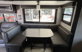 Family Friendly 2022 Jayco Jay Flight - Sleeps 10
