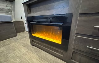 Lightweight, sleeps 6, upgrades! 400W solar system