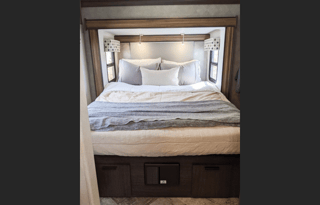 2021 27' RV with 3 Slides