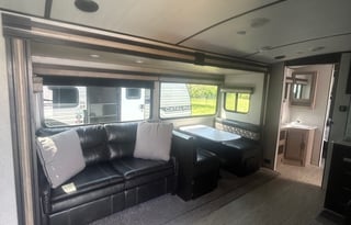 SPACIOUS!!! 2021 SURVEYOR LEGEND 296QBLE