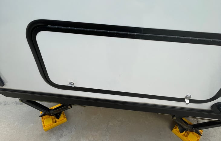 Back stabilizers with plastic leveling blocks