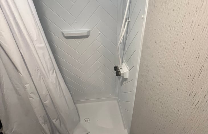 Full Size Shower, Tankless HOT Water Heater