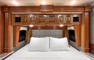 Fully Stocked Diesel w/2 Baths, King + Bunks