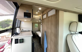 Mercedes Sprinter 4x4 - Solar/Generator