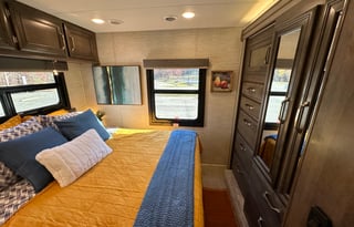 ‘Endeavor’ Loaded with Amenities + Sleeps 10!