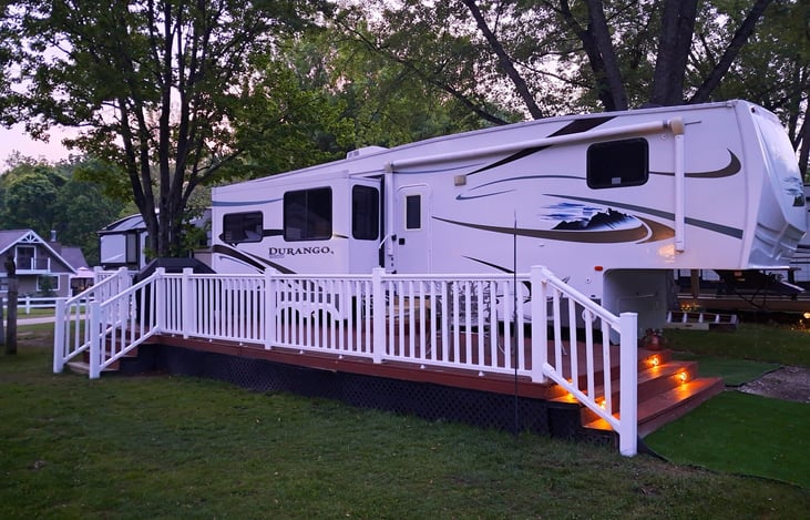 Beautiful, private 5th wheel located in Sportsman Park Campground on the beautiful Hardy Dam featuring beautiful boating and private access to the Dragon Trail.