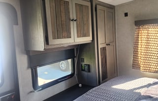 Winter Glamping? 38ft Travel Trailer w/ Arctic Pkg