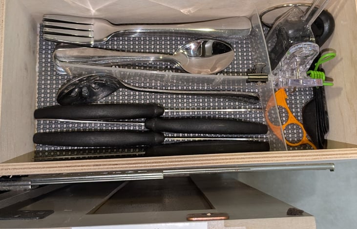 8 forks, 8 spoons, & 4 steak knives. serving spoon, clamps, orange peeler, wine bottle opener and more.