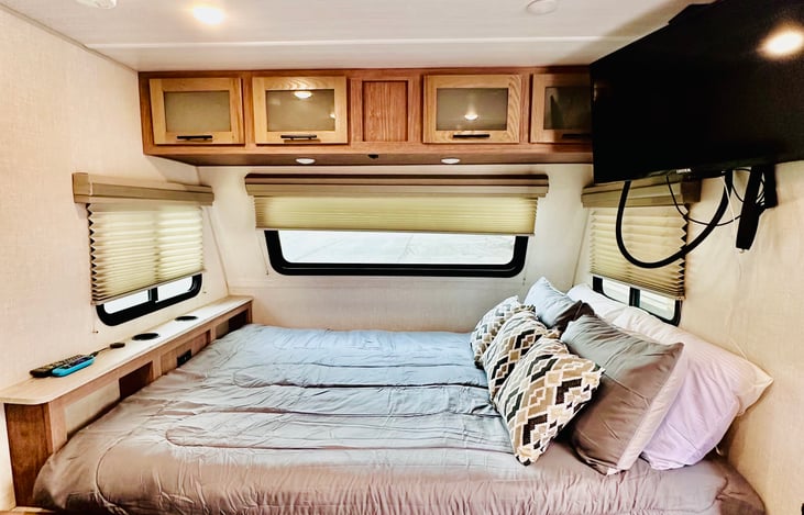 Queen size bed. TV has ROKU and Chromecast!