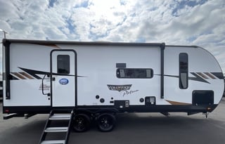 WANDERWHEELS RV ON THE ROAD