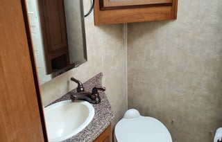 2 AC Units & 5 TVs! Satellite Dish & Dual Battery.