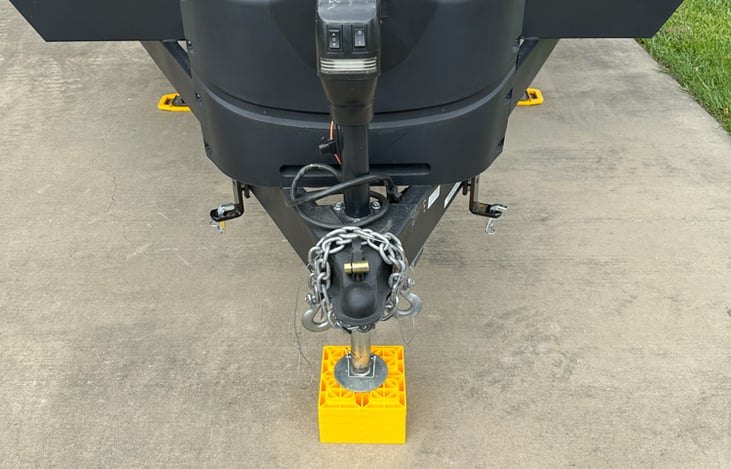 Electric Jack and propane tanks